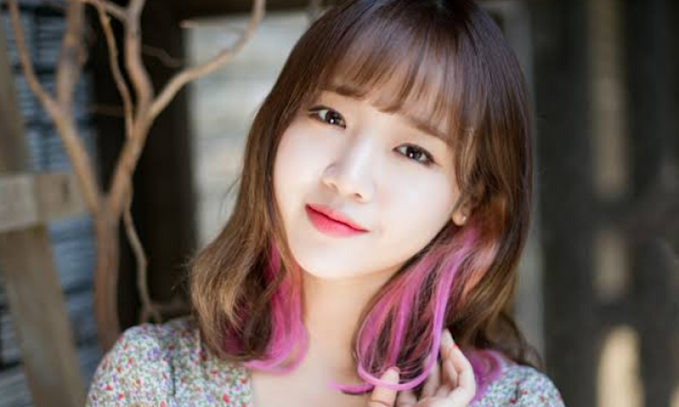 Posting Foto Cantik, Netizen Tuding Yoojung Weki Meki Lakukan Operasi Plastik