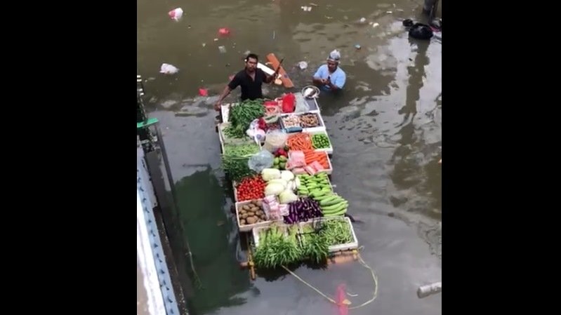 Heboh Pedagang Sayur Tetap Jualan di Tengah Banjir