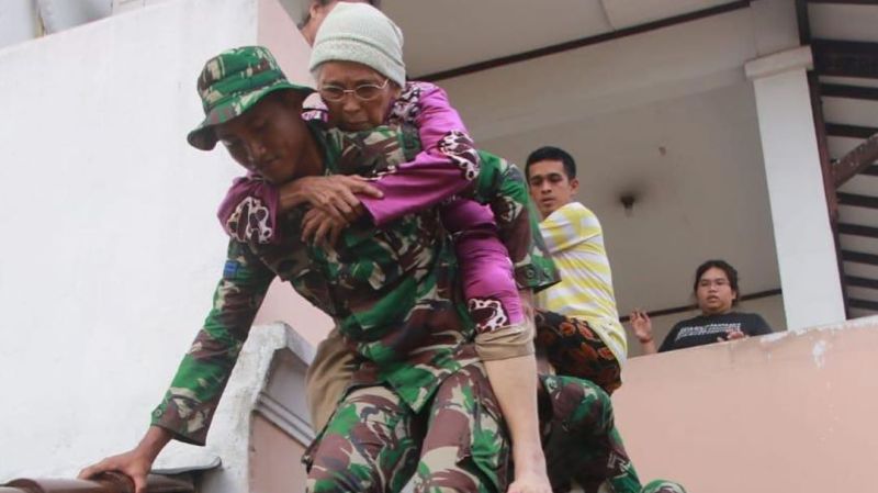 Kisah Viral Aksi-Aksi Heroik saat Evakuasi Korban Banjir