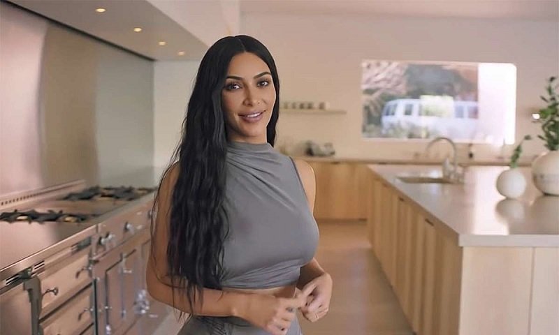 Diejek Netizen, Kim Kardashian Langsung Pamer Isi Dapur Mewah