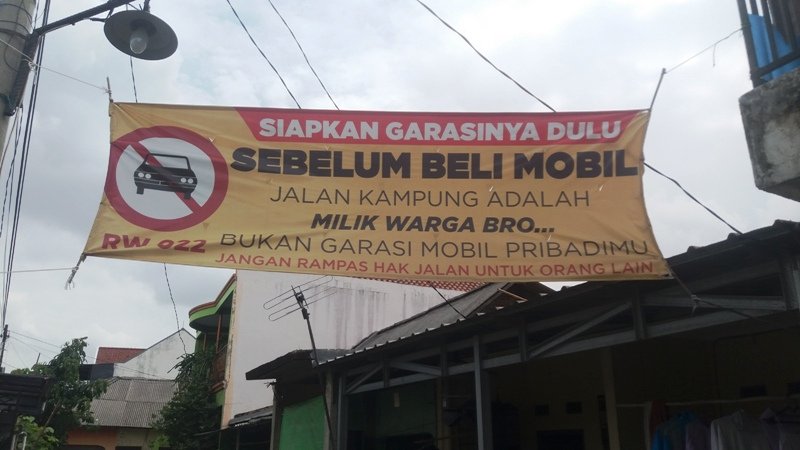 Heboh Spanduk Larangan Beli Mobil Sebelum Punya Garasi di Bekasi