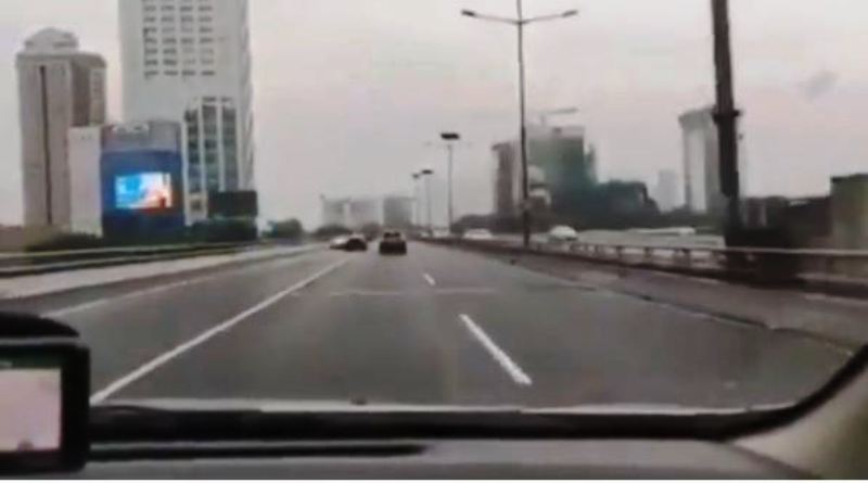 Video Detik-Detik BMW Tabrak Pembatas Jalan Tol saat Konvoi Viral