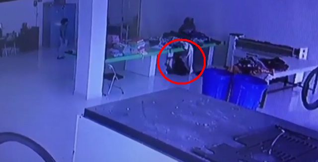 Heboh Video Petugas RSUD Sampit Diduga Ditarik Sosok Gaib di Bawah Meja
