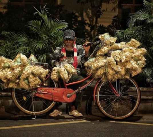 Viral Mbah Sahli si Penjual Kerupuk Rambak yang Pantang Minta-Minta