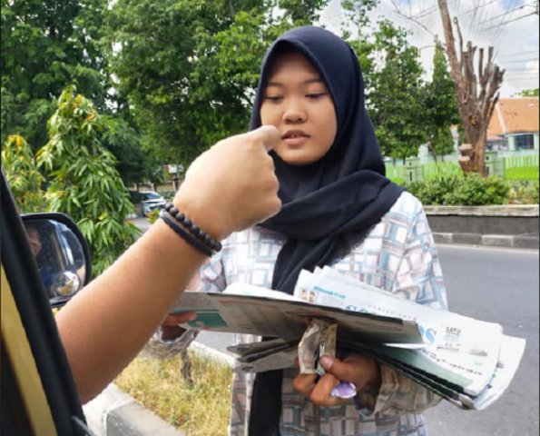 Viral Remaja Putri Penjual Koran yang Miliki Sifat Dermawan