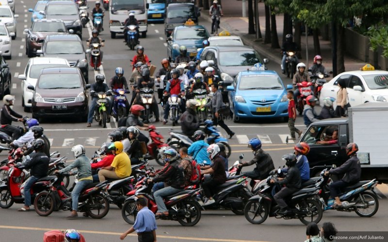 Viral Pria Kendarai Motor Pakai Kaki, Ditegur Malah Kasih Salam