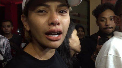 2 Kali Dipanggil Malah Liburan dan Syuting, Nikita Mirzani Akhirnya Dijemput Paksa Polisi!