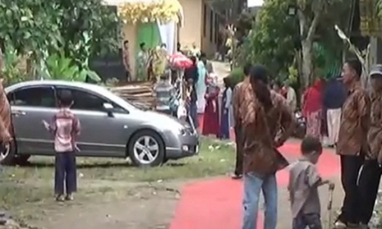 Viral Pasangan Pengantin Pasang Karpet Merah 1 KM