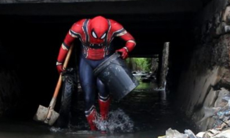 Viral Aksi Spiderman Parepare yang Bersihkan Sampah dan Disorot Dunia