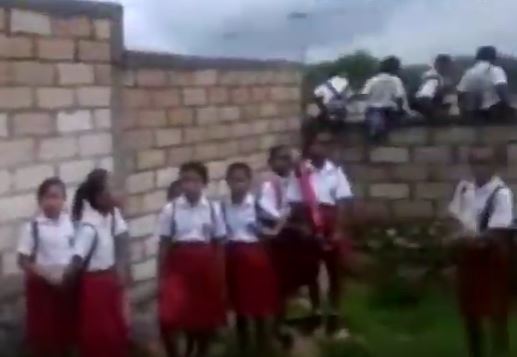 Viral Murid SD di Kupang Harus Susah Payah Panjat Tembok demi ke Sekolah