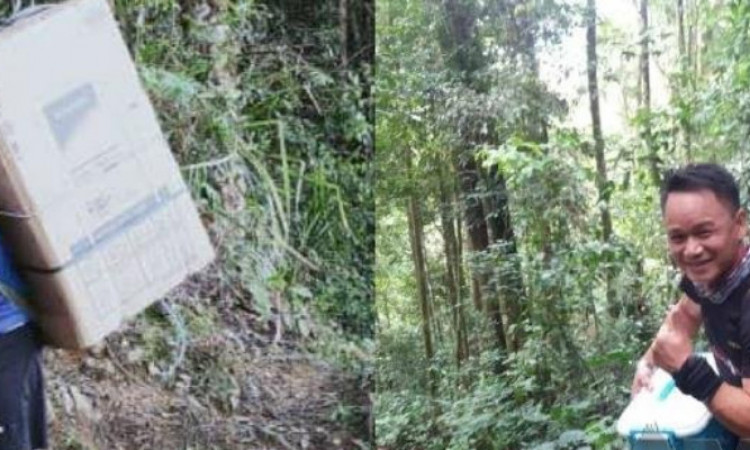 Viral Guru yang Rela Jalan Kaki Tembus Hutan Demi Bawakan Kulkas untuk Muridnya