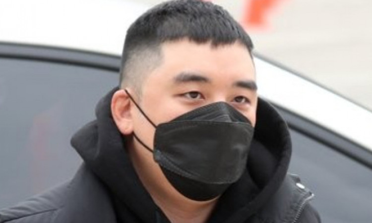 Masuk Wamil Ditengah Proses Hukum, Netizen Soroti Senyuman Misterius Seungri Dibalik Masker