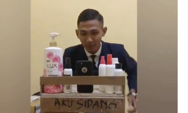 Viral Mahasiswa Sidang Skripsi Daring via Video Call