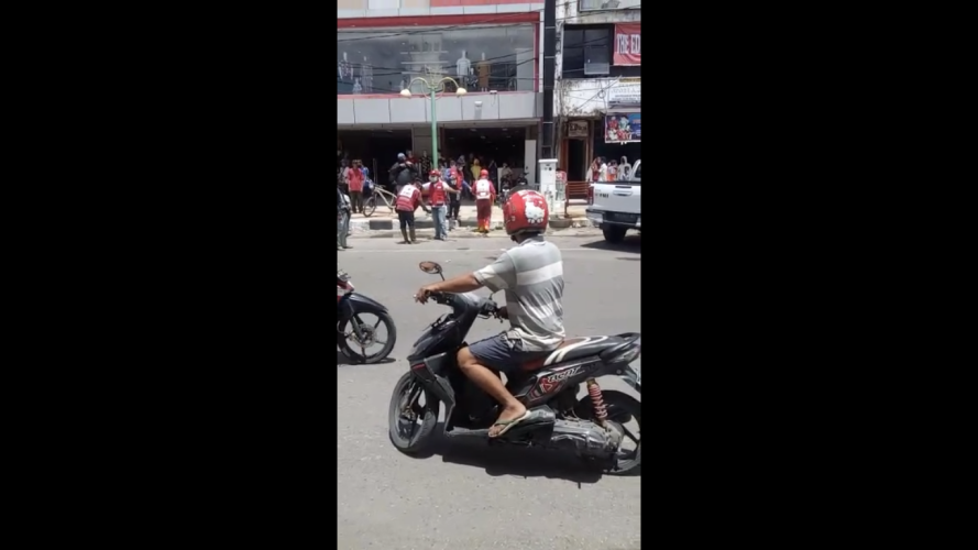 Viral Video Perempuan Pingsan di Padang, Petugas Medis Kenakan APD