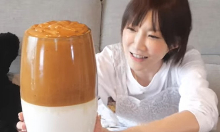 Viral YouTuber Jepang Minum 7 Liter Kopi Dalgona