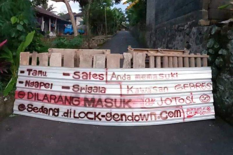 Cara Unik Warga Ingatkan Pandemi Corona Lewat Spanduk Kalimat Lucu