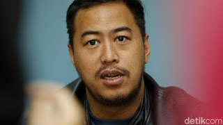 Dituding Tak Berani Bahas Jokowi, Pandji Pragiwaksono Malah Ketawa dan Bilang Begini!