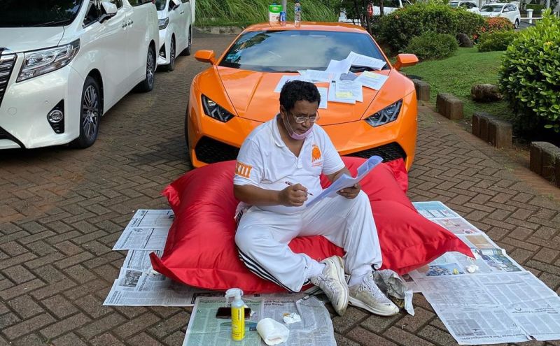 Hotman Paris Berjemur Santai Bareng Lamborghini Kesayangan, Bikin Heboh Netizen