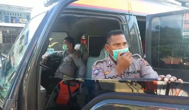 Viral Polisi Akan Rotan Warga yang Bandel Keluyuran di Tengah Corona