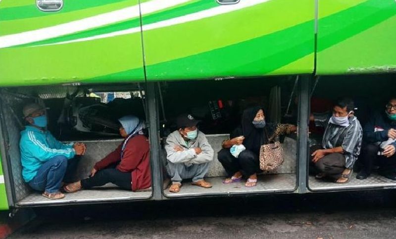 Viral Pemudik Nekat Duduk di Bagasi Bus untuk Hindari Razia Petugas