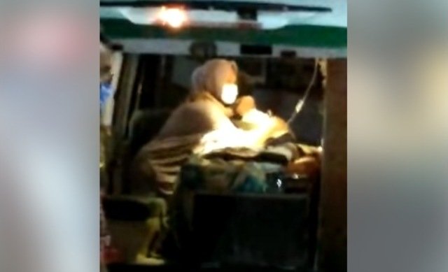 Viral Video Ibu dan 2 Anaknya Positif Covid-19 Berpelukan di Ambulans
