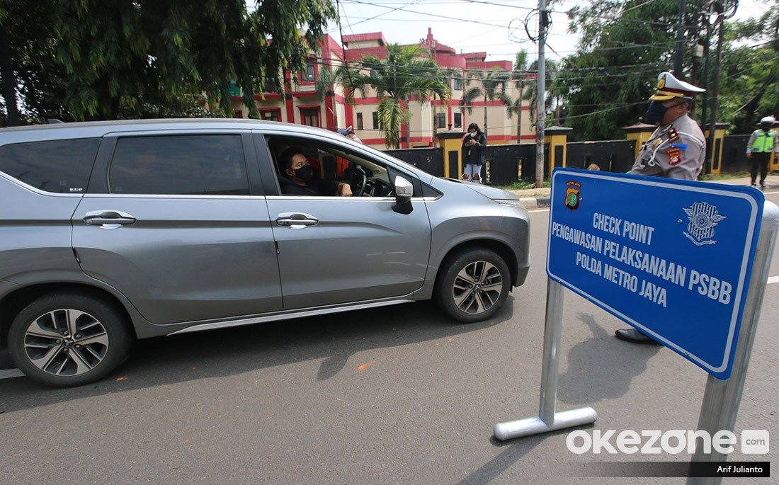 Viral Pengemudi Saling Dorong dengan Petugas PSBB