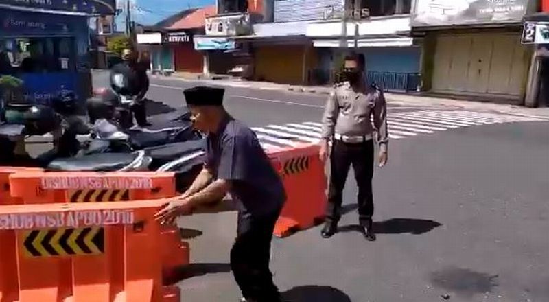 Viral Seorang Pria Bongkar Paksa Penyekat Jalur Mudik di Wonosobo