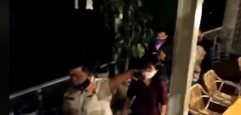 Viral Tim Gugus Tugas Covid-19 Bubarkan Pengunjung Cafe di Bandung