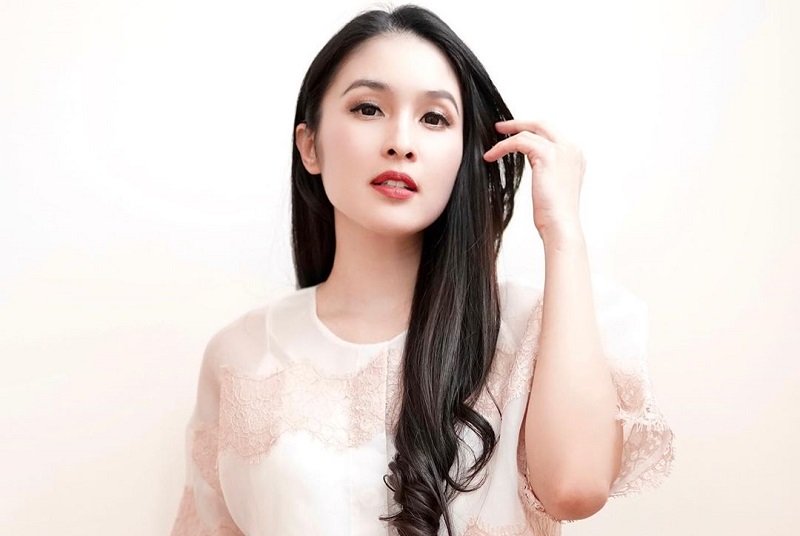 Sandra Dewi Unggah Foto Pose Cantik di Rumah, Netizen: Song Hye Kyo?