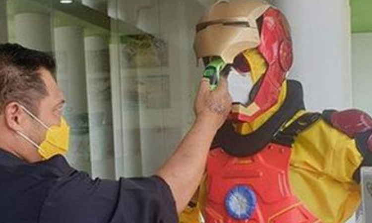 Pakai APD Superhero saat Bertugas, Dokter di Bogor Ini Viral di Media Sosial