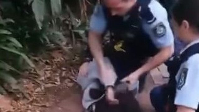 Viral Video Polisi Australia Tendang Pemuda Aborigin