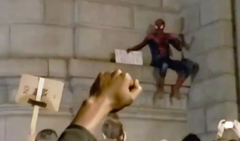 Viral Spider-Man Muncul saat Demonstrasi di AS