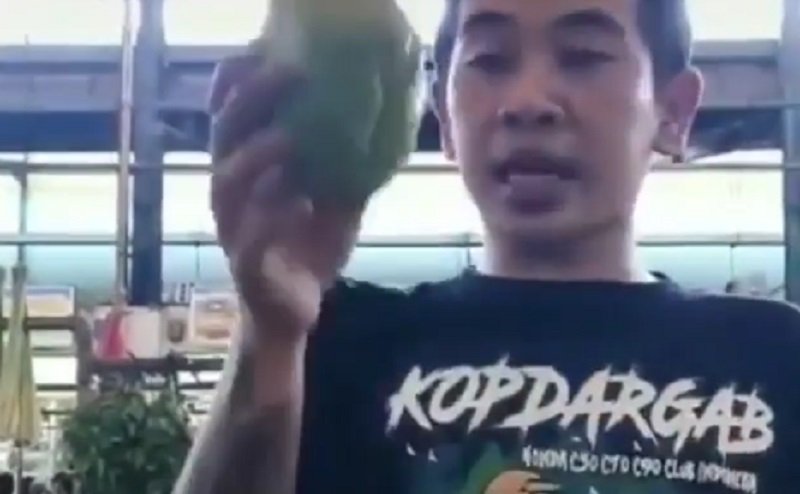 Viral Pedagang Sayur Berjualan Pakai Bahasa Inggris dengan Logat Lokal, Netizen: Salut