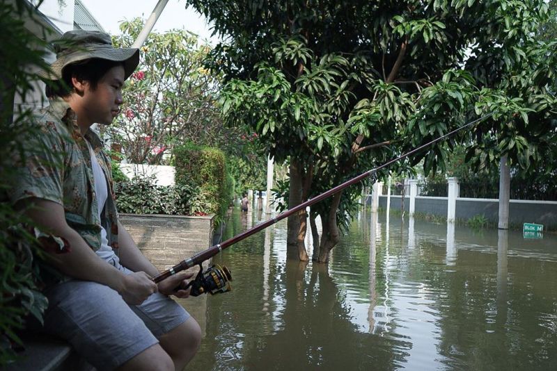 Pantai Mutiara Banjir, Viral Anak Ahok Mancing di Depan Rumahnya