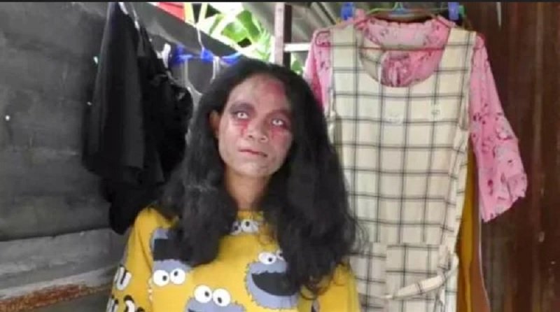 Viral Penjual Baju Berdandan Mirip Zombie. Dagangan Laku?