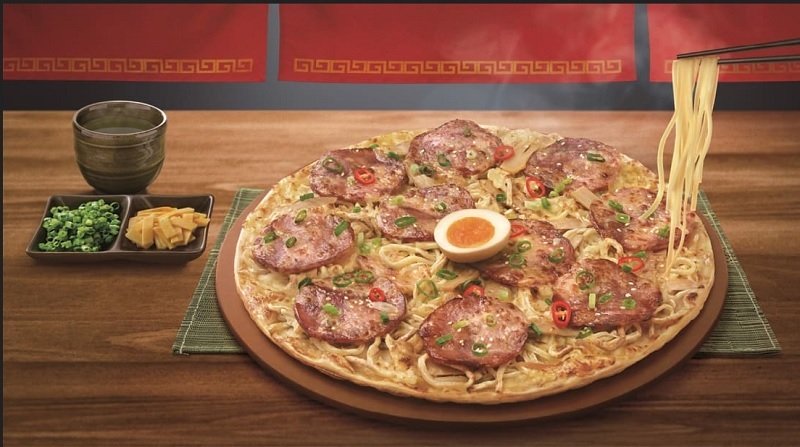 Heboh Pizza Bertopping Ramen, Mau Coba?