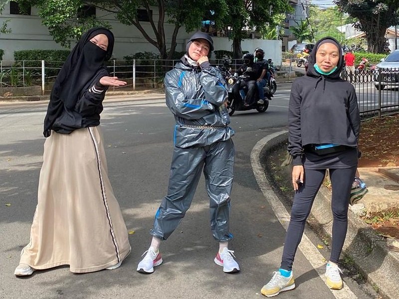 Outfit Lari Pagi Mulan Jameela Curi Perhatian, Netizen, Jas Hujan?