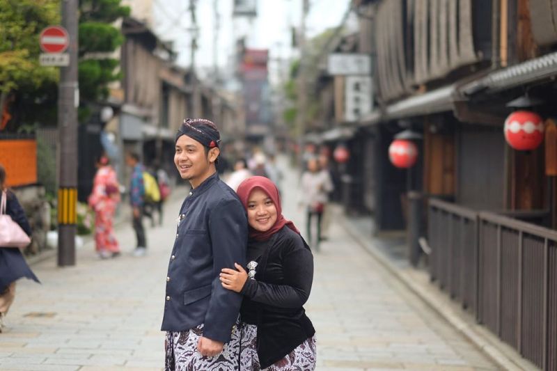 Viral 3 Foto Prewedding Pasangan Berbusana Adat Jawa di Kyoto Jepang, Wow Keren