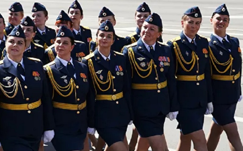 Viral Prajurit Perempuan Berjalan dengan Satu Sepatu Selama Parade