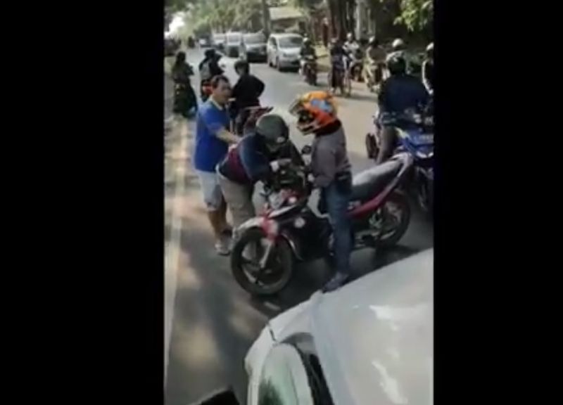 Viral Pemotor Mengamuk Hadang Ambulans yang Sedang Bawa Pasien di Depok