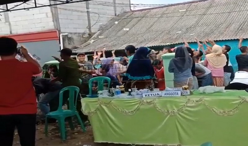 Viral Aksi Sebar Uang Saat Pemilihan Ketua RT di Bogor