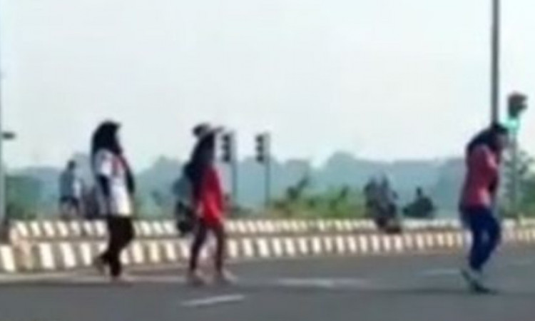 Viral Emak-emak Joget TikTok di Tengah Jalan Exit Tol Pekalogan