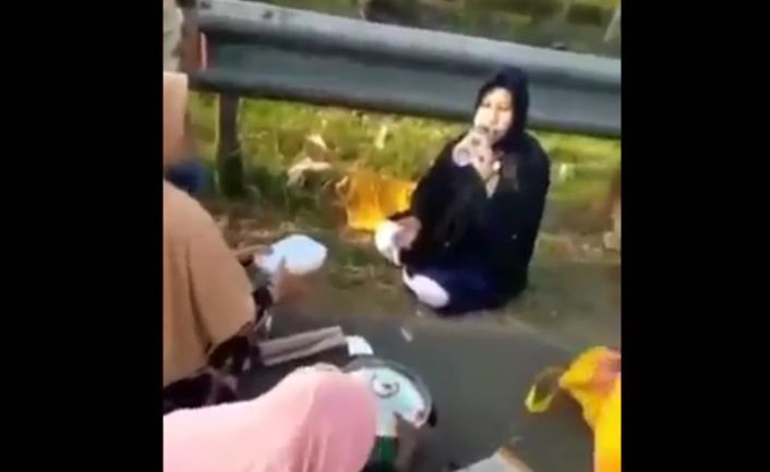 Viral Pemudik Makan Bersama di Bahu Jalan Tol Cipali