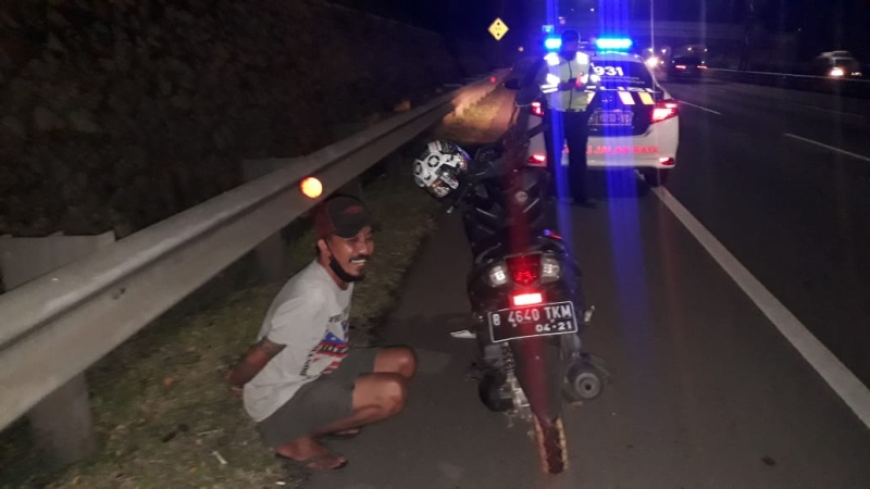 Viral! Biker Asal Bekasi Nekat Terobos Tol JORR