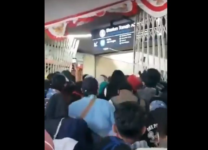 Viral Stasiun Tanah Abang "Diserbu" Penumpang hingga Rusak Pagar