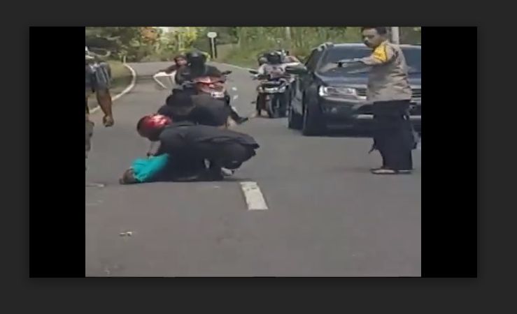 Viral Wakapolres Bantu Wanita Korban Kecelakaan yang Menabrak Biawak