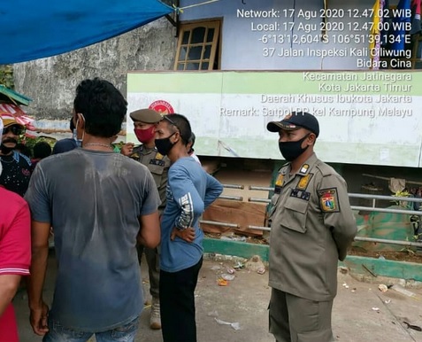 Viral di Medsos, Satpol PP Bubarkan Lomba Gigit Koin di Jatinegara