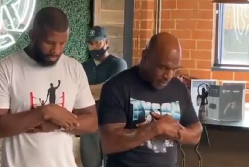 Video Mike Tyson Solat Berjamaah dengan Badou Jack Viral