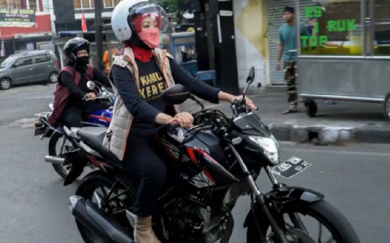 Viral Istri Kang Emil Ngojek Pakai Motor Laki