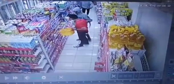 Viral Aksi Perampok di Minimarket Bekasi Terekam CCTV, Pegawai Dikalungi Celurit